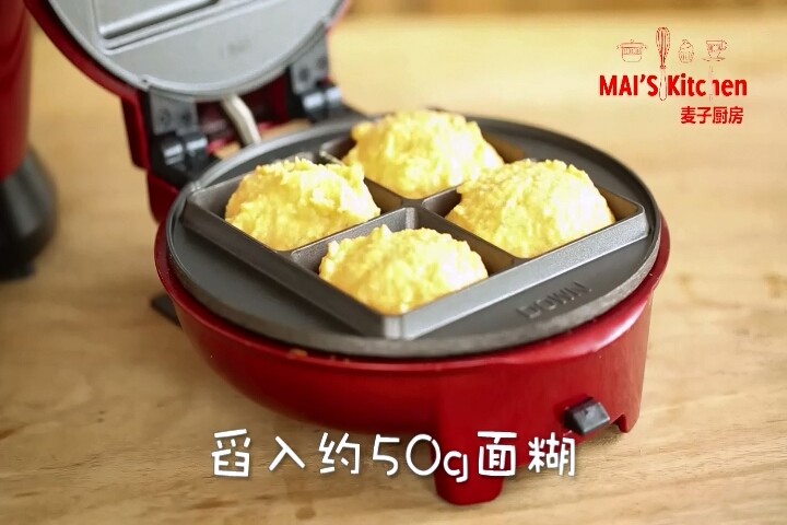清新细腻 | 柳橙胡萝卜磅蛋糕,小红锅预热完成后,舀入布朗尼格子每个约50g面糊。