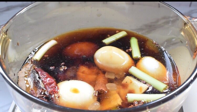 卤三鸡,加入清水(没过食材即可)