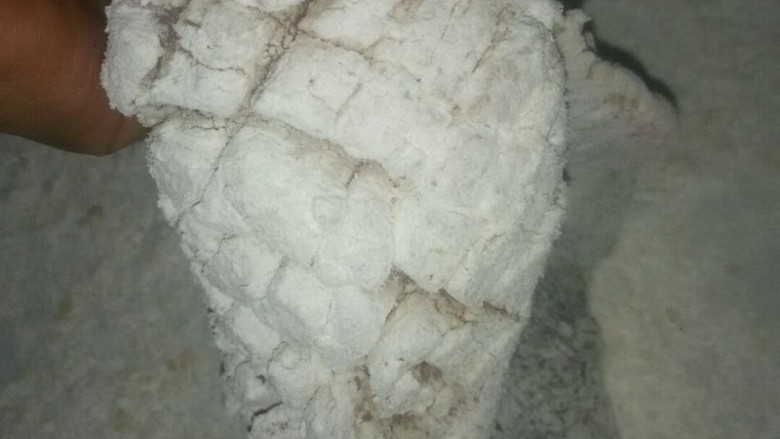 鸿运松鼠桂鱼,6.拍上干淀粉,缝隙里也不能放过,抖掉余粉
