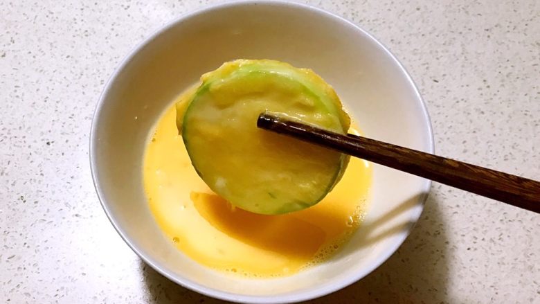 香煎西葫芦鸡蛋饼,煎至一面金黄的时候,把西葫芦片取出来再裹一层鸡蛋液
