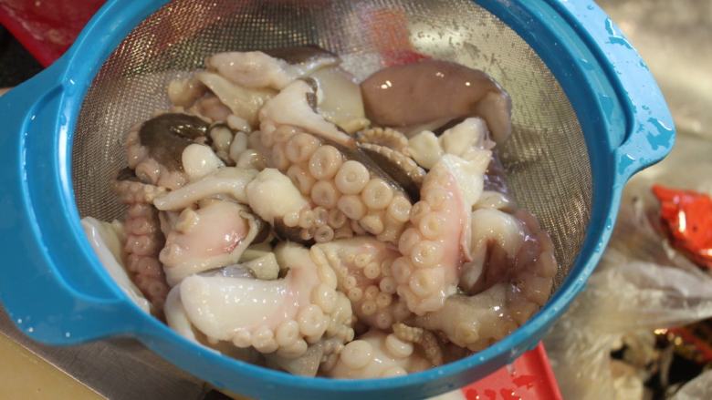 溺水章鱼,以前对于章鱼的印象是章鱼要在石头上摔打或用棍子、萝卜很狠的K它一阵子,才不会煮出肉如橡皮咬不动。但是现在只要冷冻过再解冻的章鱼就很容易煮的软烂了。
