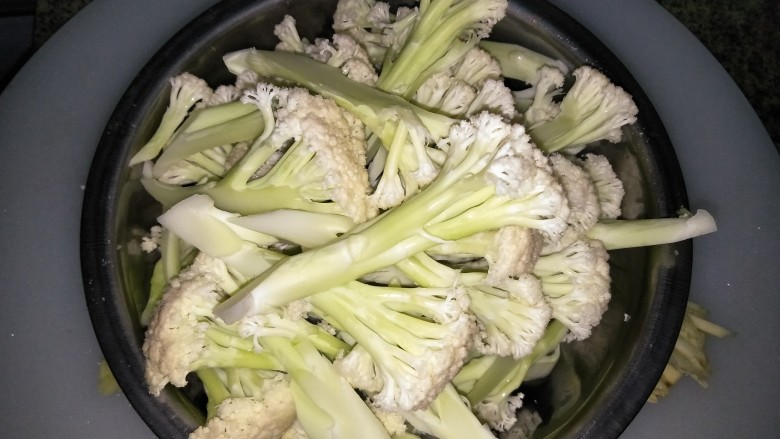酱肉花菜,洗净花菜 ，带梗竖切成长小块
