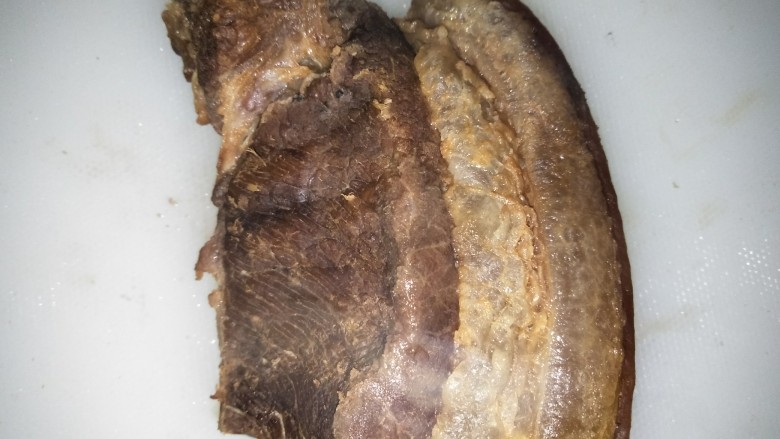 酱肉花菜,酱肉下锅煮七成熟，捞起晾凉