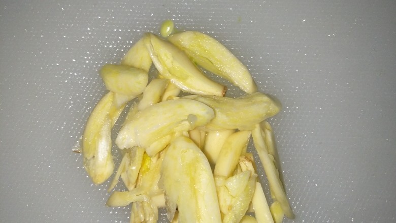 酱肉花菜,用刀将蒜轻压或轻拍后切成片