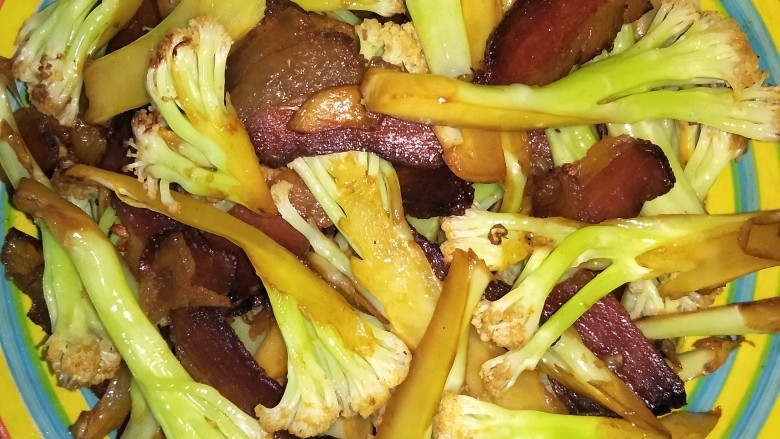 酱肉花菜,一边翻炒一边煮，2-3分钟左右（散花一般比花菜脆，如果喜欢吃软点的菜可以多煮一会），加入一点点白糖（我家从不备鸡精和味精）  ，起锅盛盘即可
