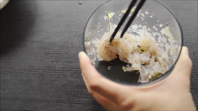 大闸蟹小笼包,磨碎以后用筷子稍微搅拌一下,会比较有粘性。