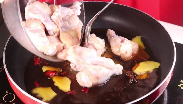 糖醋鸡翅根,我做太少了根本都不够吃,用铲子将配料翻匀后,将洗净的<a style='color:red;display:inline-block;' href='/shicai/ 4758'>鸡翅根</a>直接倒入锅中。