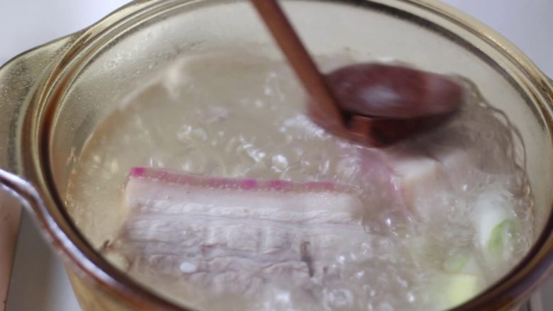绿色美食+豆豉香干回锅肉,煮至水开,捞出浮沫。