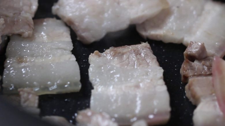 绿色美食+豆豉香干回锅肉,空锅烧热,放入肉片,小火煸出油。