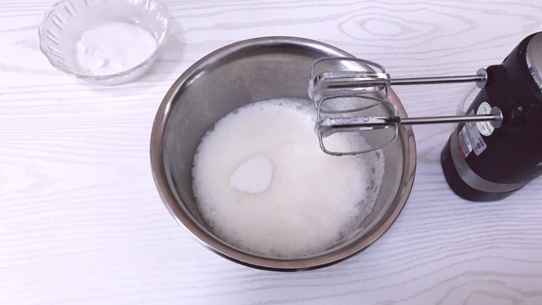 冰激凌口感水果夹夹乐,打至浓稠气泡出现,再加入1/3细砂糖