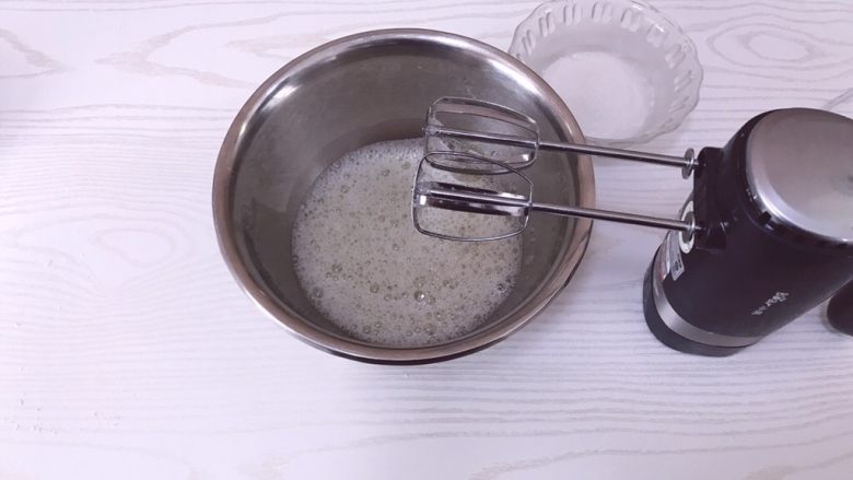 冰激凌口感水果夹夹乐,蛋白用电动打蛋器打至出现鱼眼泡,加入1/3细砂糖