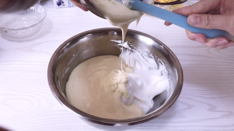 冰激凌口感水果夹夹乐,搅拌好的蛋糊重新倒回剩余的2/3蛋白中继续上一步翻拌手法至蛋糊完全混合均匀,没有蛋白即可