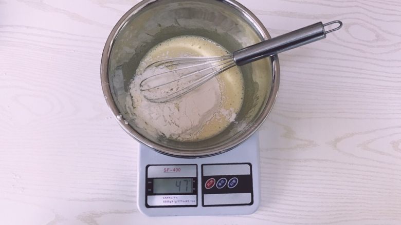 冰激凌口感水果夹夹乐,筛入47克低筋粉,用蛋抽从十二点方向划至六点方向(划“一”字)不可搅拌,防止起筋,蛋抽划过要用力,这样面糊不会有面疙瘩