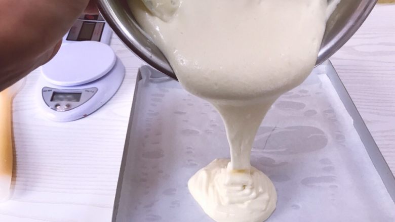 冰激凌口感水果夹夹乐,取28*28cm方形烤盘底部铺油纸(烤盘中撒一些水再垫油纸,这样油纸不会脱离烤盘)。将面糊倒入烤盘中(蛋糊盆与烤盘有一定高度,排出蛋糊内起泡)