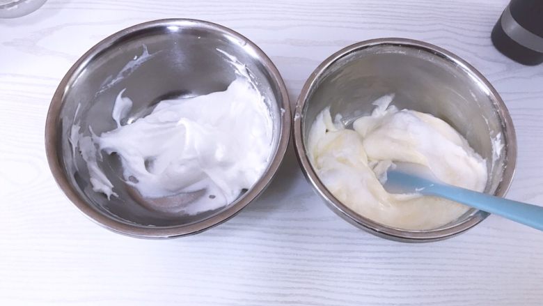 冰激凌口感水果夹夹乐,取1/3蛋白倒入蛋黄糊中用刮刀翻拌均匀(动作要轻柔快速),刮刀每一刀都要抄底,至蛋白完全与蛋黄糊混合均匀即可