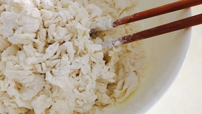 京酱肉丝水单饼卷,差不多成棉絮状后,就可以手揉面团了