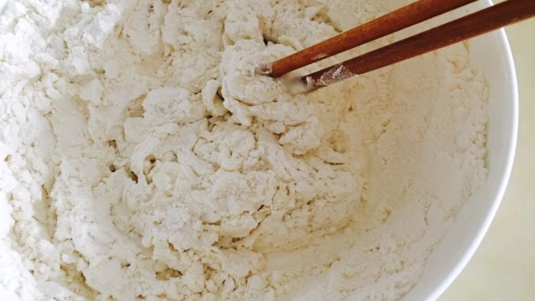 京酱肉丝水单饼卷,一边加温水,一边不停的用筷子搅拌。