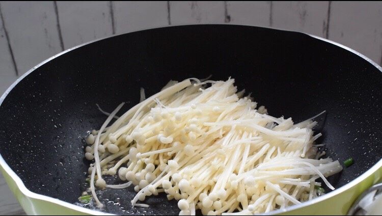 金针菇日本豆腐,放入金针菇