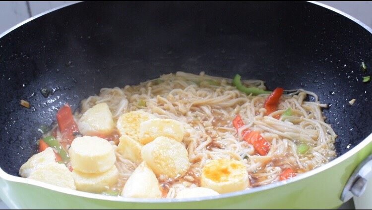 金针菇日本豆腐,加入一汤匙酱油,翻炒均匀