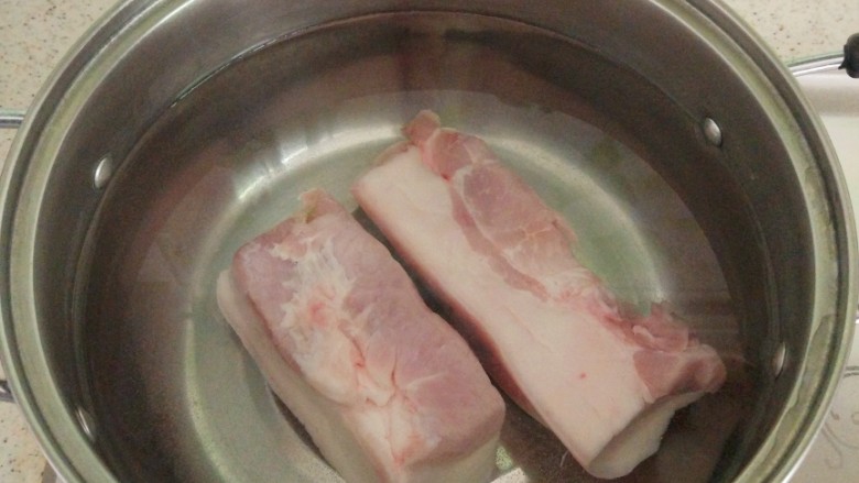青椒回锅肉,洗净放入锅内,加足够清水