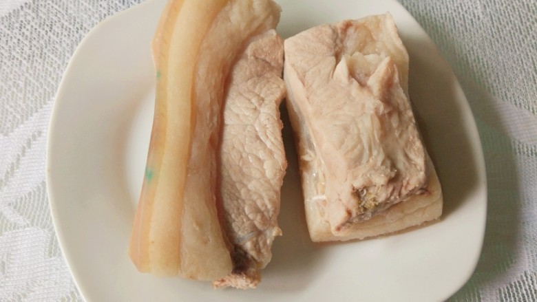 青椒回锅肉,捞起放凉