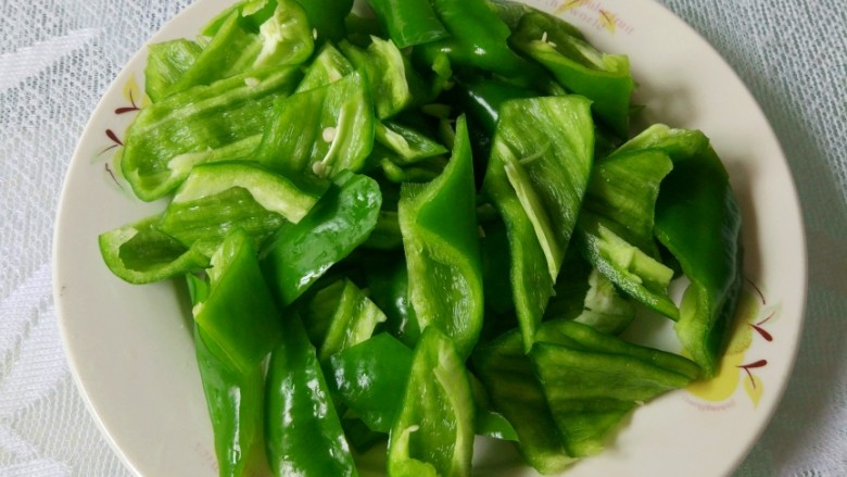 青椒回锅肉,洗净去蒂,对剖开去芯,斜切成块
