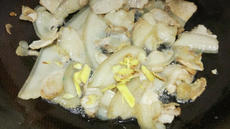 青椒回锅肉,小火煸出油,加入姜片