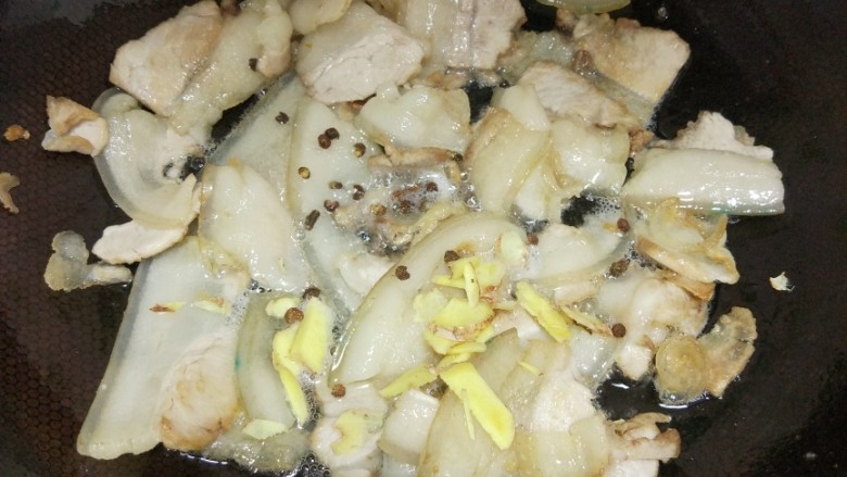 青椒回锅肉,加入<a style='color:red;display:inline-block;' href='/shicai/ 134550'>干花椒</a>
