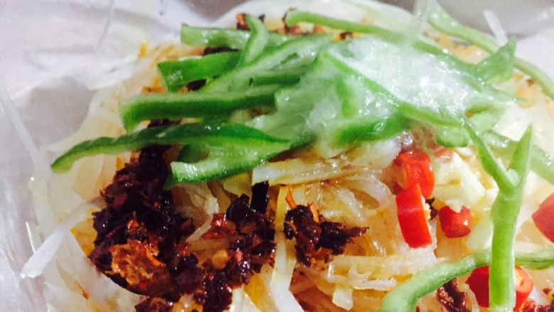 #绿色美食#炝拌香辣土豆丝,锅内烧开油,淋上辣椒上!