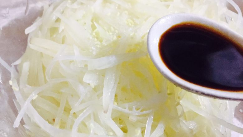 #绿色美食#炝拌香辣土豆丝,味极鲜一勺,感觉这个味道要比生抽好许多!
