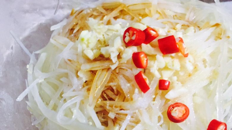 #绿色美食#炝拌香辣土豆丝,加入蒜粒末,喜欢吃辣的加点小米辣,不喜辣的可忽略!