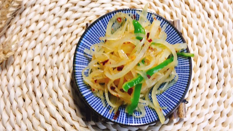 #绿色美食#炝拌香辣土豆丝,这道菜最重要就是味道的拿捏,所以这里用勺量分享!