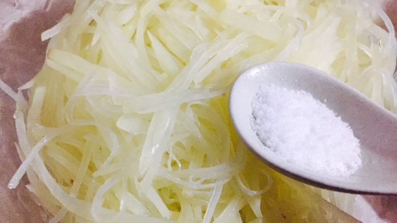 #绿色美食#炝拌香辣土豆丝,捞出来控水后,加入食用盐半勺!
