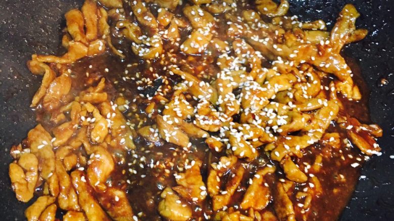 京酱肉丝水单饼卷,再倒入备用的肉丝,使之与酱汁融合一体!
最后撒入适量<a style='color:red;display:inline-block;' href='/shicai/ 678'>白芝麻</a>,又香又好看!