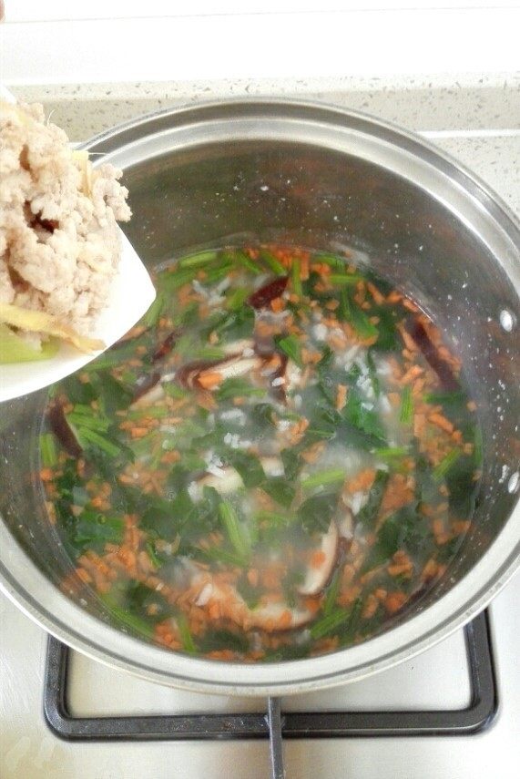 早餐+菠菜香菇肉末粥,当米粒开花,粥变得粘稠些了,加入所有蔬菜和肉末,再煮约10分钟
