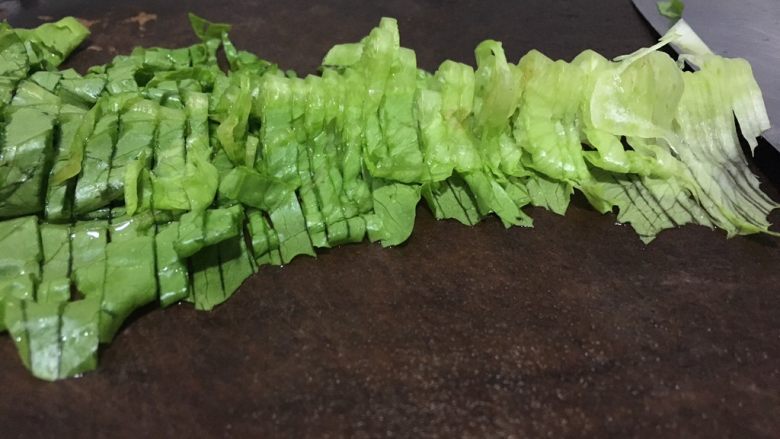 绿色美食.虾扯蛋,<a style='color:red;display:inline-block;' href='/shicai/ 121'>生菜</a>切成丝!主要是用来装饰
