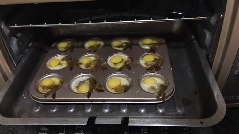 绿色美食.虾扯蛋,进烤箱中层210度15分钟,焖两分钟再出炉