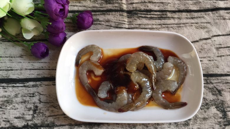 绿色美食.虾扯蛋,加花生油、生抽、蚝油少许调调味!有胡椒粉的也可以放些去腥,提鲜!