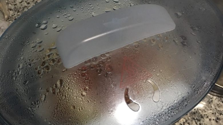 剁椒蒸土豆鸡胸,放入蒸笼中,冷水起蒸20分钟即可。