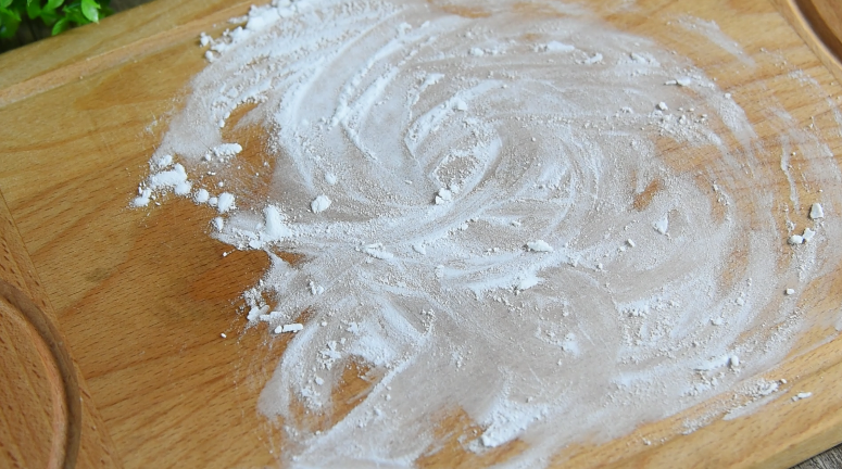这才是香蕉的正确吃法,香酥美味的香蕉丸子,奉送制作方法,面板上撒上一把面粉