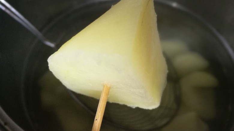 摇出来的,奶油脆皮烤土豆,煮到用牙签能轻易穿透土豆即可。不用煮太烂,煮的太烂摇的时候会摇成土豆泥。煮的太轻,一会烤的时间要加长。我这次用了大约10分钟。