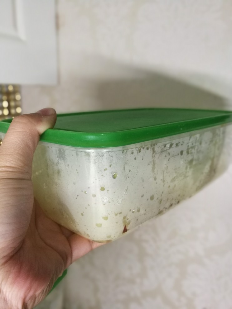 摇出来的,奶油脆皮烤土豆,盖上盖子,上下左右摇一摇,把调料混合均匀。