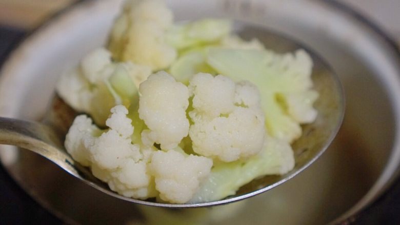 浓郁奶香炖菜,用勺子盛出,沥出水份。