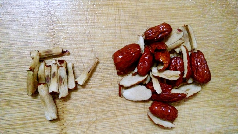 秋梨膏,<a style='color:red;display:inline-block;' href='/shicai/ 2470'>红枣</a>洗净去核