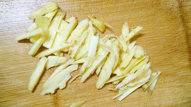 秋梨膏,姜洗净,去皮,切成丝