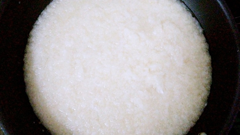 秋梨膏,把梨蓉倒入锅里
