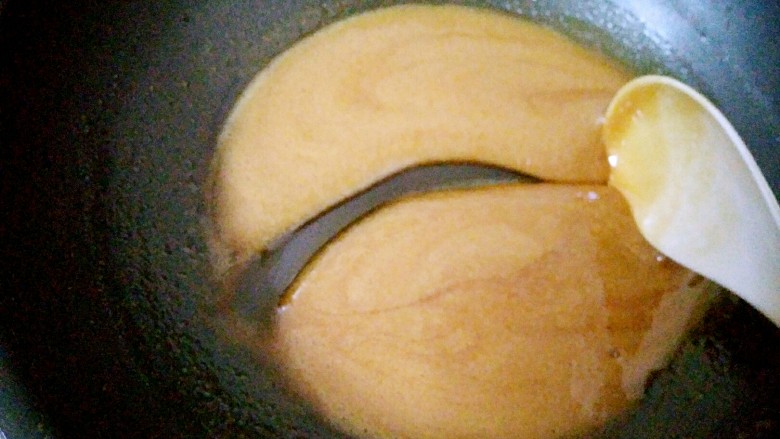 秋梨膏,熬到梨汁用勺子划开,纹路不会马上消失就可以了