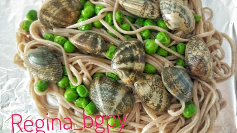 海味豌豆烤面,放上腌好的花甲,入烤箱150℃,20min
PS:我烤箱温度低