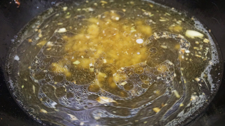 香辣芋儿虾,然后倒入适量清水,加老抽、鲜辣露、盐调味