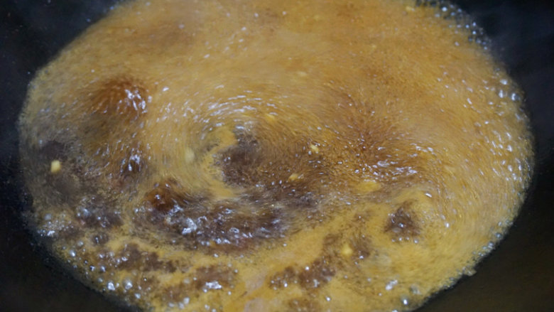 香辣芋儿虾,锅内水煮开后下入腌制入味的虾仁煮熟后勾薄芡